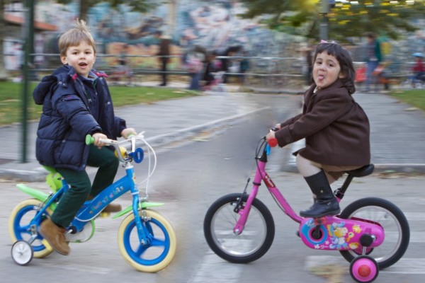 Antia y Nicolas en bici, O Castro