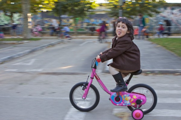 Antia y Nicolas en bici, O Castro - 2