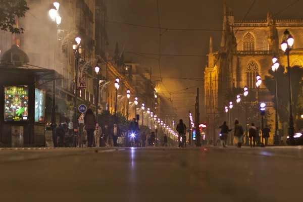 avenida de la constitucion sevilla, de noche
