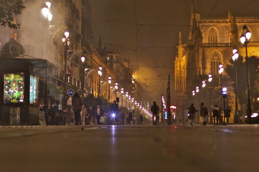 avenida de la constitucion sevilla, de noche