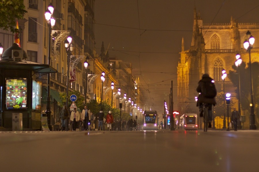 avenida de la constitucion sevilla, de noche