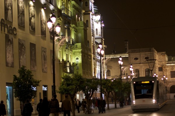fnac, avenida de la constitucion sevilla, de noche