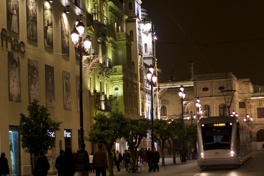 fnac, avenida de la constitucion sevilla, de noche