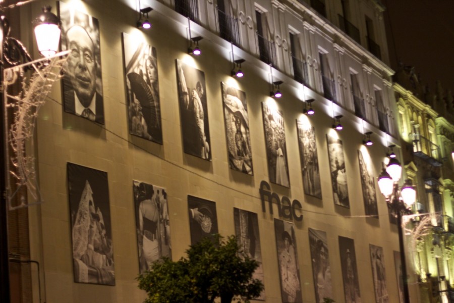 fnac, avenida de la constitucion sevilla, de noche