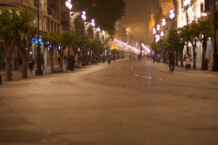 avenida de la constitucion sevilla, de noche