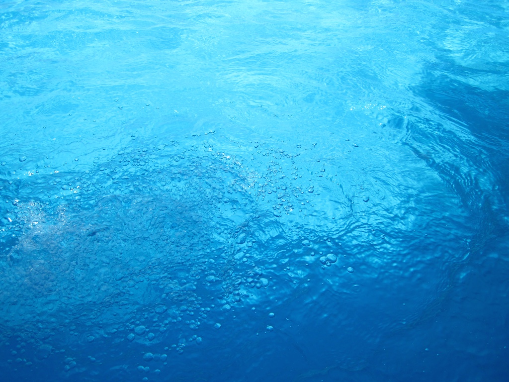 bajo el agua de la piscina