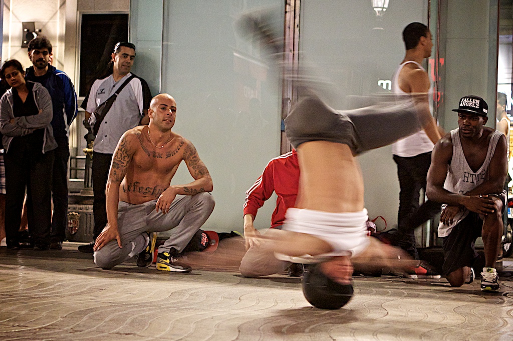 barcelona-street-break-dance-rambla-catalunya- 10 barcelona-street-break-dance-rambla-catalunya- 10