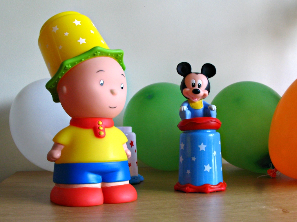 Caillou y Mickey Mouse
