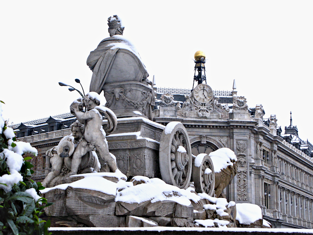 Nieve a la espalda de Cibeles