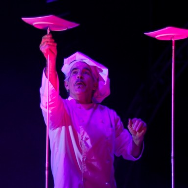 Circo Richards Bros equilibrios con platos Amilcar 1