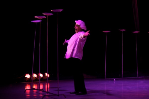 Circo Richards Bros equilibrios con platos Amilcar 2