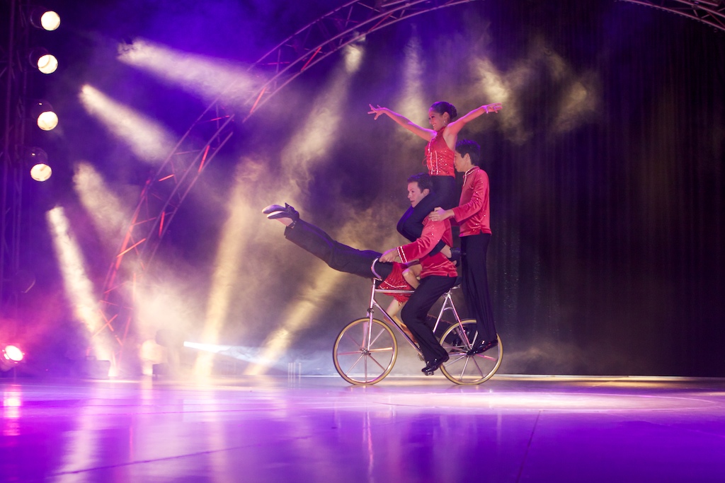 Fina, Marco, Marco y Lara en el Circo Richards Bros