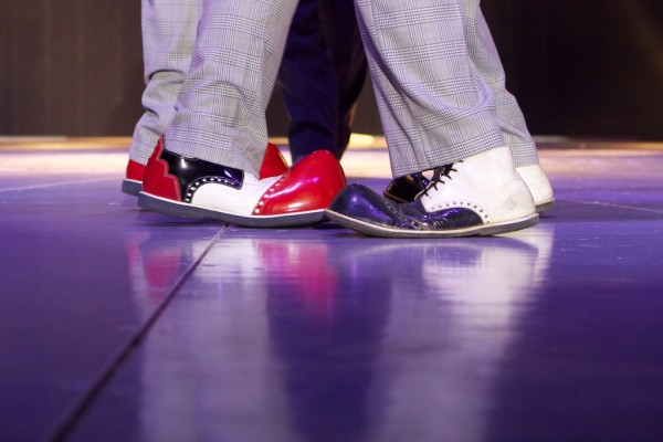 Circo Richards Bros Marco y Amilcar, zapatones de payaso (02)