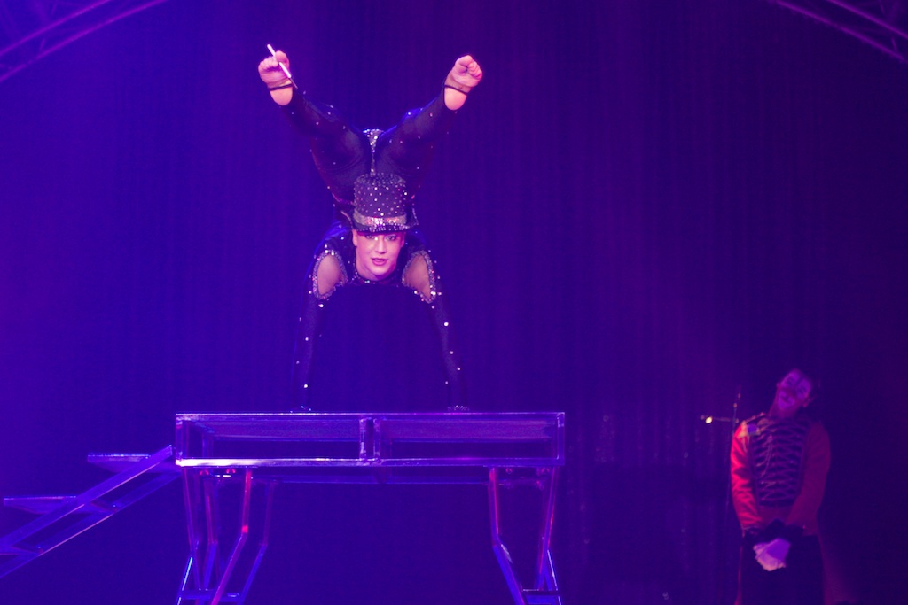 Circo Richards Bros (Ponteareas 2012) contorsionista Patricia 2 Circo Richards Bros (Ponteareas 2012) contorsionista Patricia 2