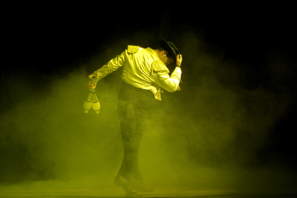 Circo Richards Bros · II · Malabarismos