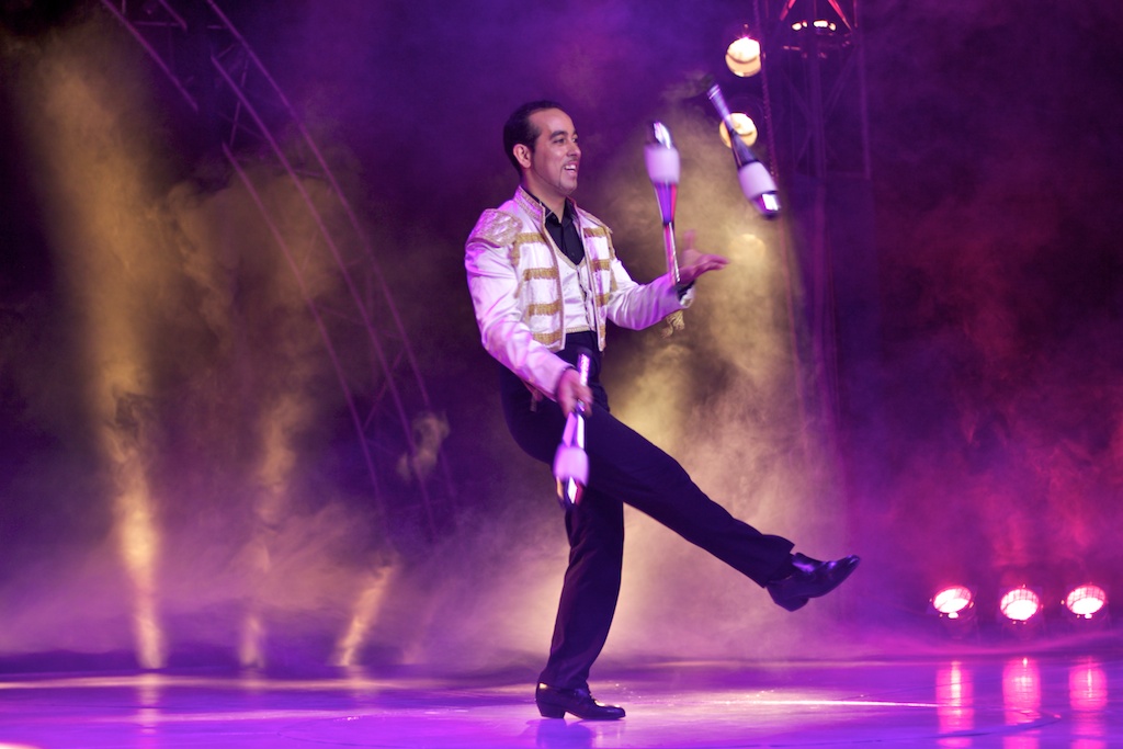 Circo Richards Bros (Ponteareas 2012) malabarista Sandro 2 Circo Richards Bros (Ponteareas 2012) malabarista Sandro 2