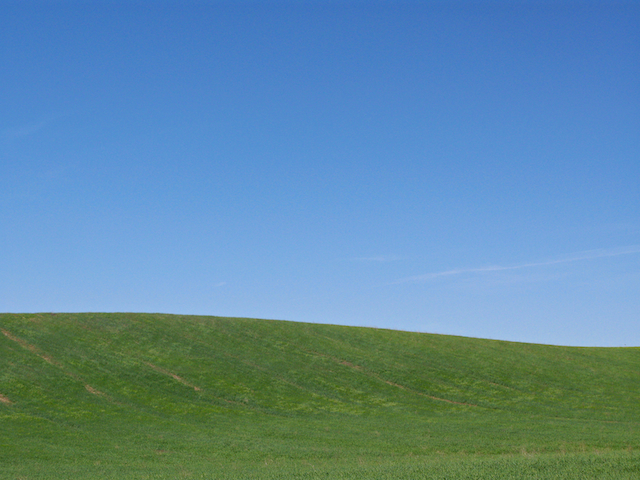 Colinas verdes bajo cielo azul