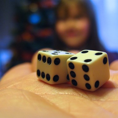 dados en la mano