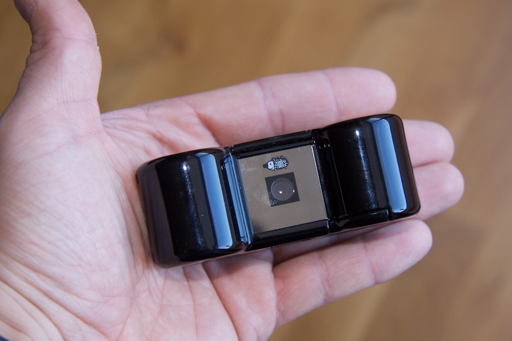 digital harinezumi 2 en la mano