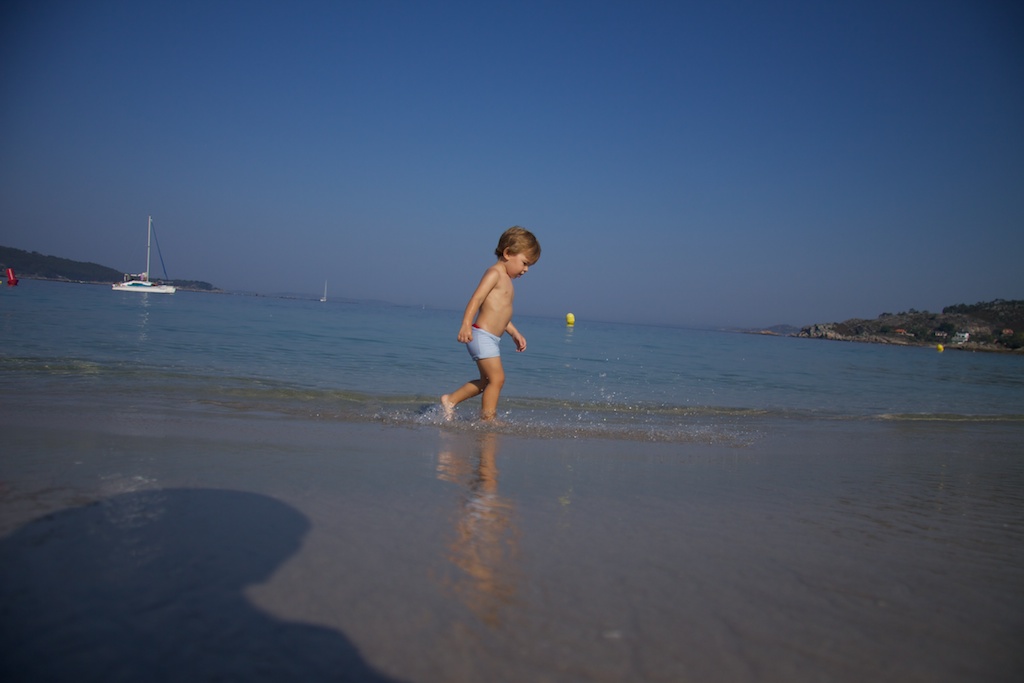 en la playa por la orilla del mar master