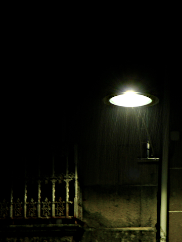 Farola bajo la lluvia Farola bajo la lluvia