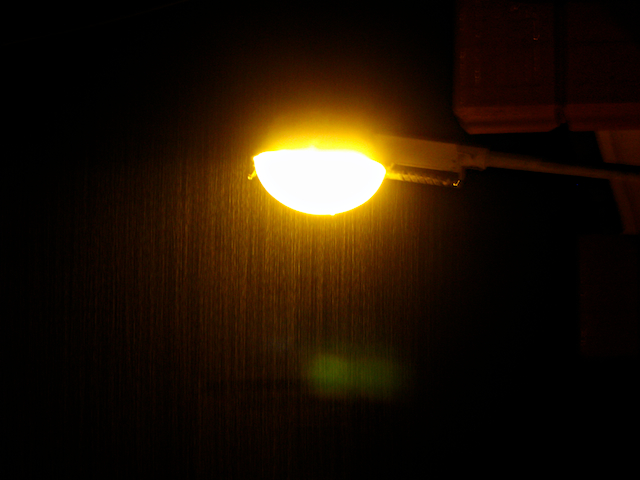 farola bajo la lluvia