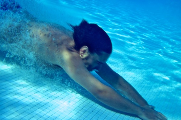 fotos bajo el agua en la piscina chapuzon, zambullida