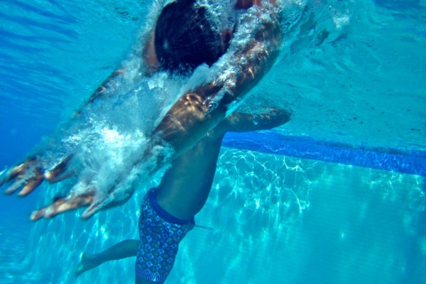fotos bajo el agua en la piscina chapuzon, zambullida