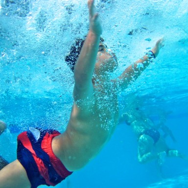 fotos bajo el agua en la piscina chapuzon, zambullida