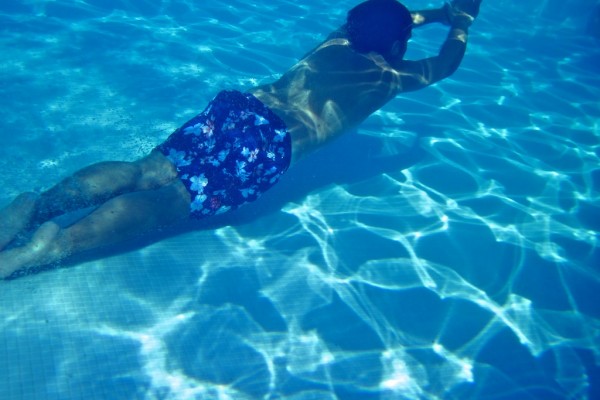 fotos bajo el agua en la piscina chapuzon, buceando