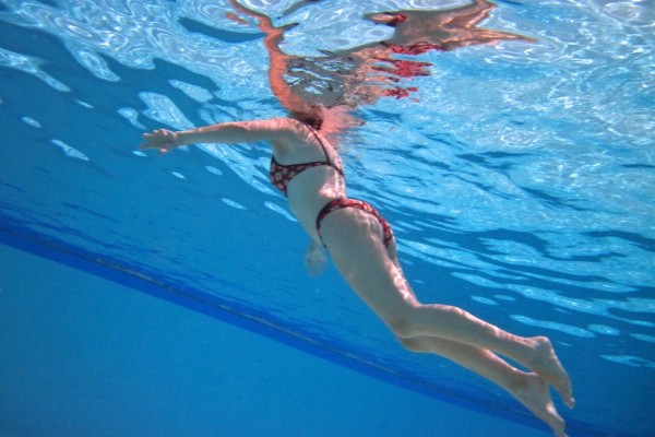 fotos bajo el agua en la piscina chapuzon, cuerpo nadando