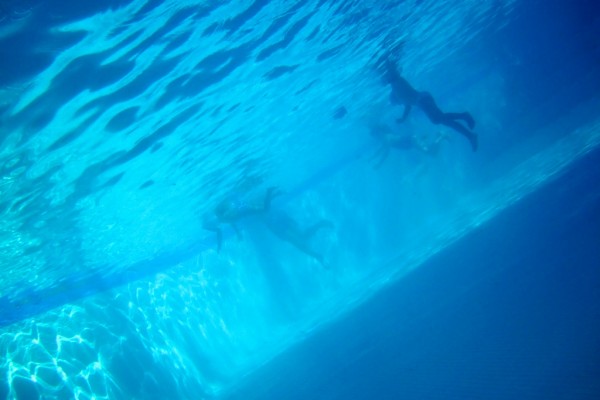 fotos bajo el agua en la piscina chapuzon, cuerpos nadando