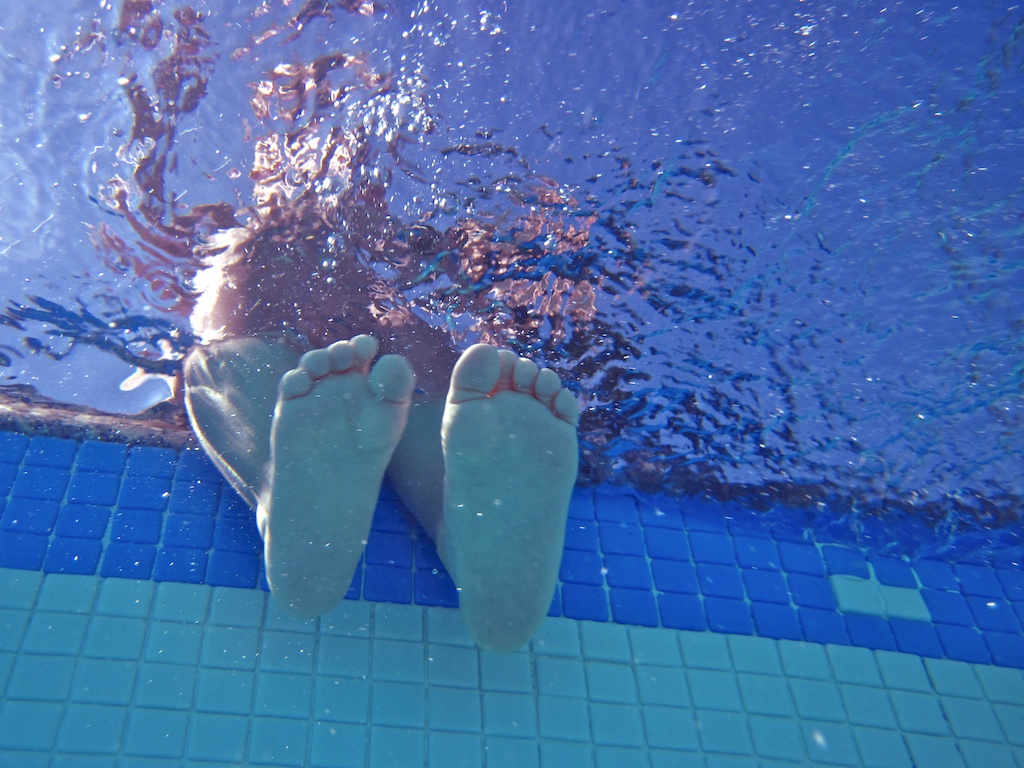 Al borde de la piscina