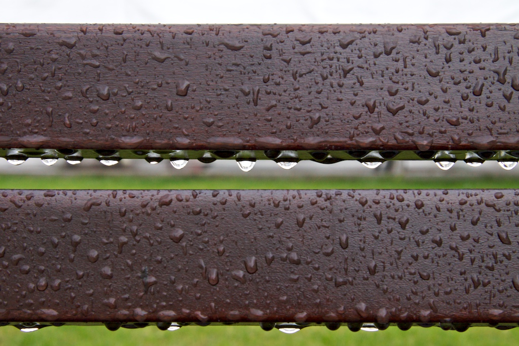 Gotas de agua en un banco