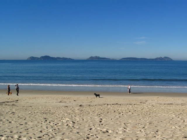 Islas Cíes desde playa de Samil (gente)