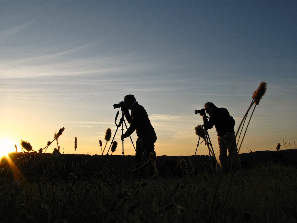 Dos amigos, un par de cervezas y la ensenada de San Simón