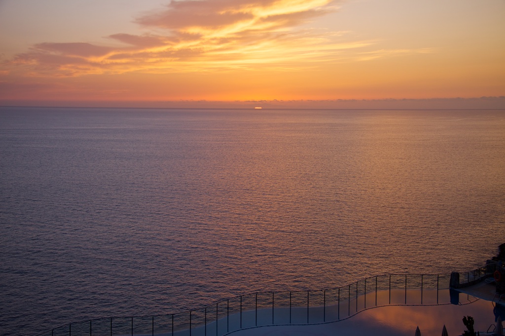 las palmas de gran canaria puesta de sol desde la piscina