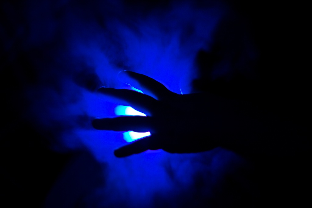 Mano sobre humo azul