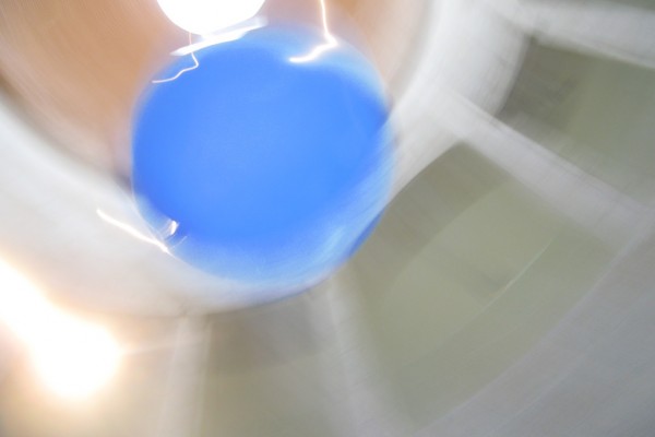 martin creed globos museo marco vigo (Half the air in a given space)