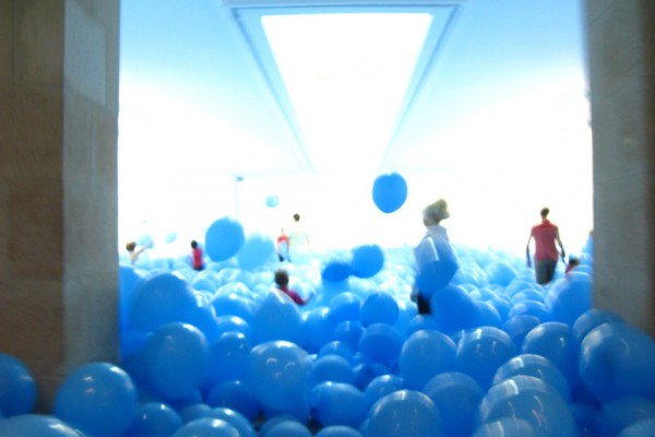 martin creed globos museo marco vigo (Half the air in a given space)