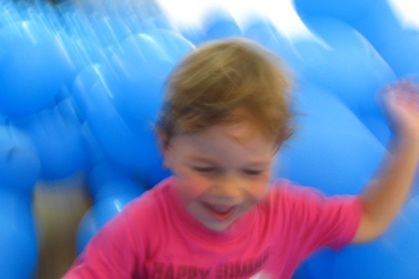 martin creed globos museo marco vigo (Half the air in a given space)