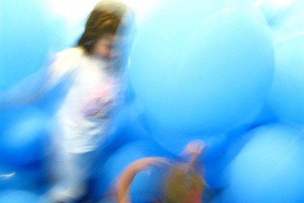 martin creed globos museo marco vigo (Half the air in a given space)