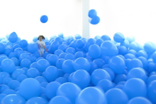martin creed globos museo marco vigo (Half the air in a given space)