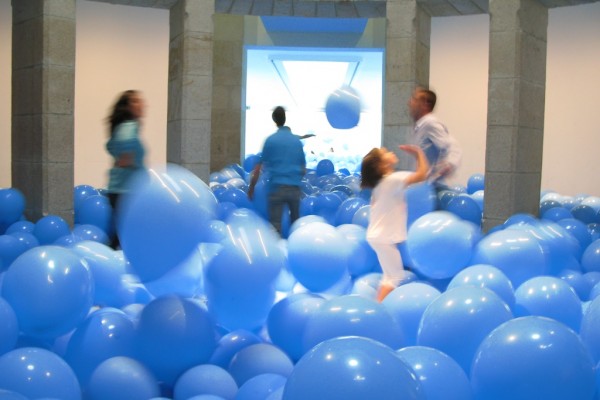 martin creed globos museo marco vigo (Half the air in a given space)