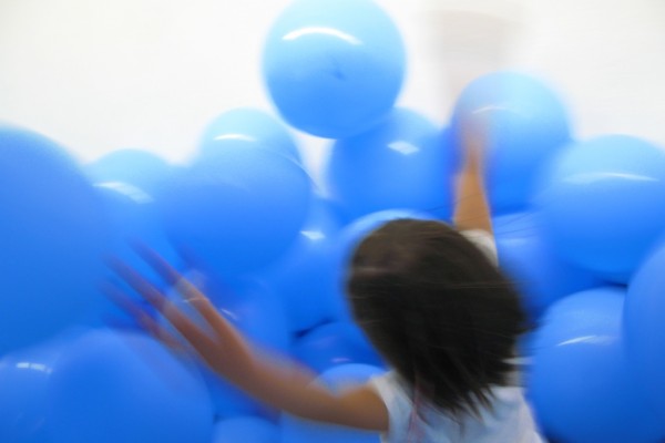 martin creed globos museo marco vigo (Half the air in a given space)
