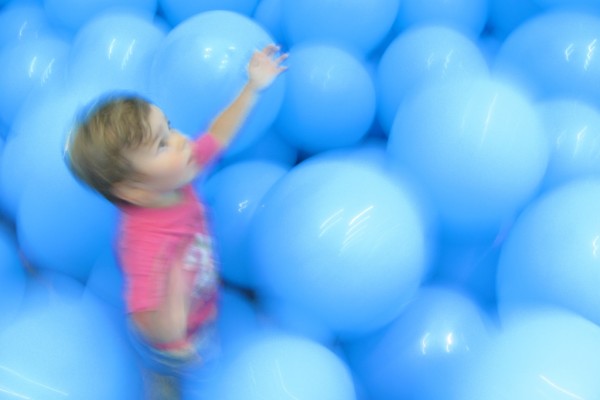 martin creed globos museo marco vigo (Half the air in a given space)