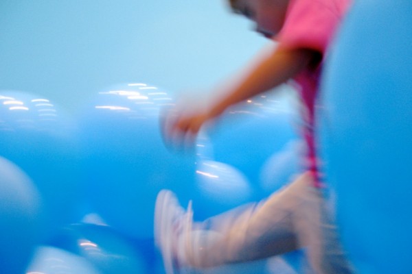 martin creed globos museo marco vigo (Half the air in a given space)