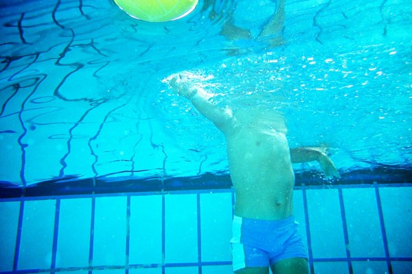 nicolas en la piscina aprendiendo a nadar