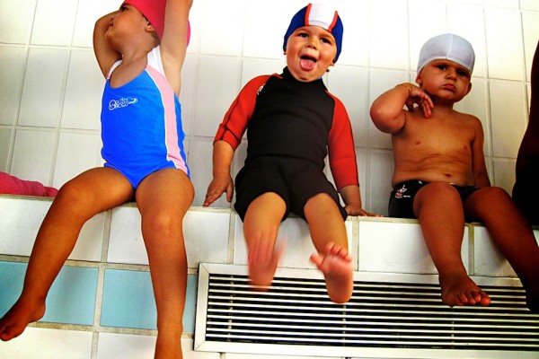 nicolas en la piscina aprendiendo a nadar