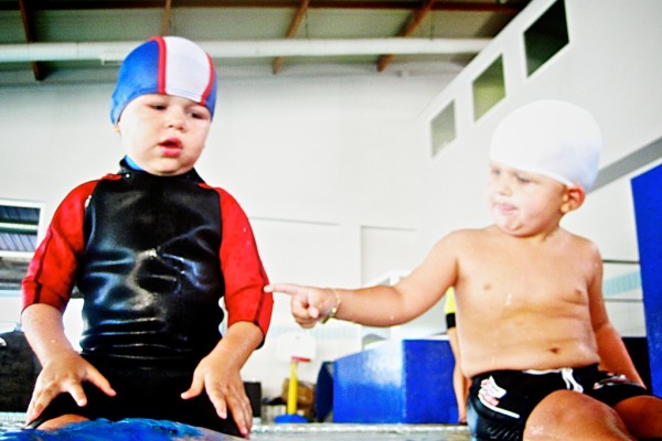 nicolas en la piscina aprendiendo a nadar